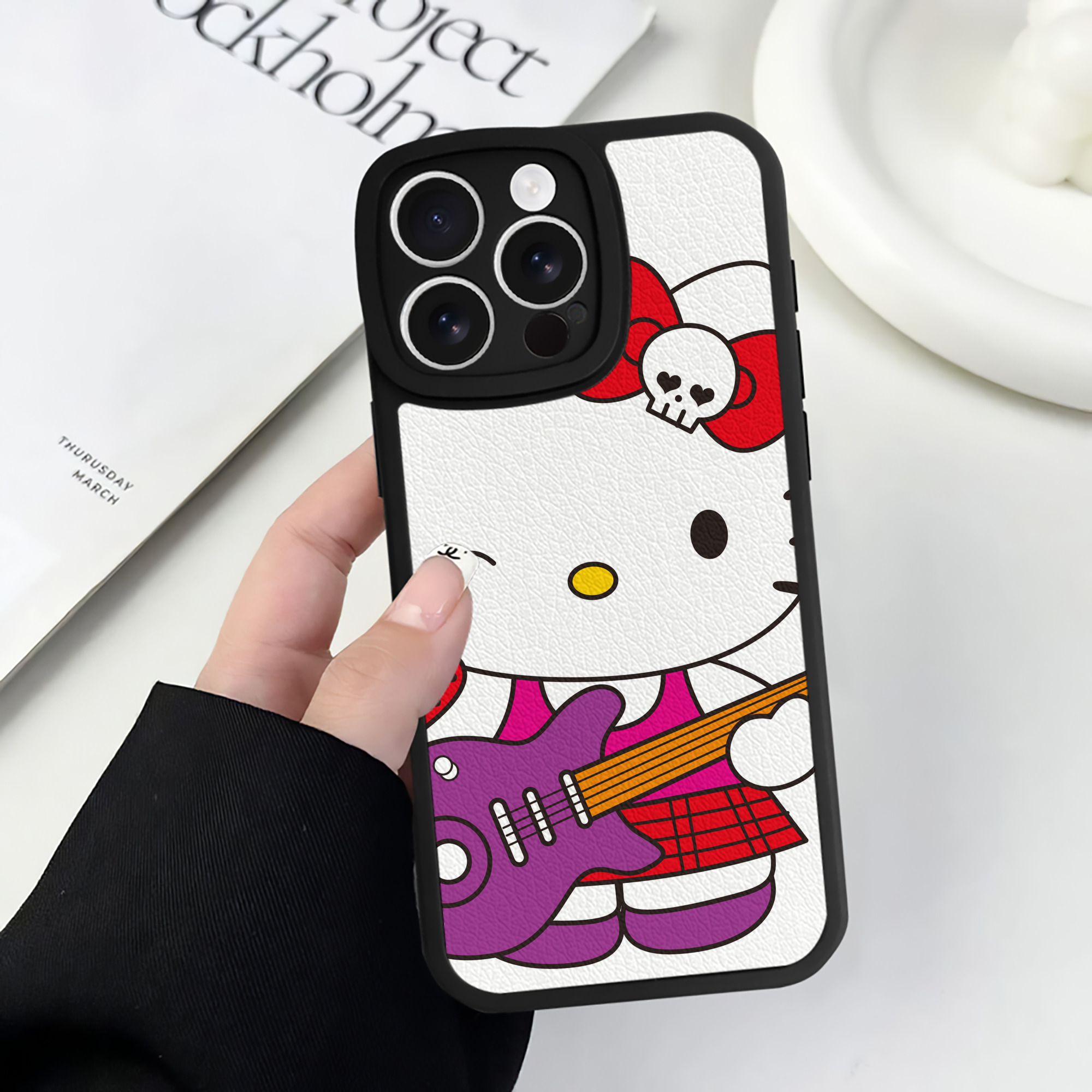 （画像用） Hello Kitty ハローキティ 【iPhone 16シリーズ対応】シリコンスマホケース（レザー調） 材質：シリコン